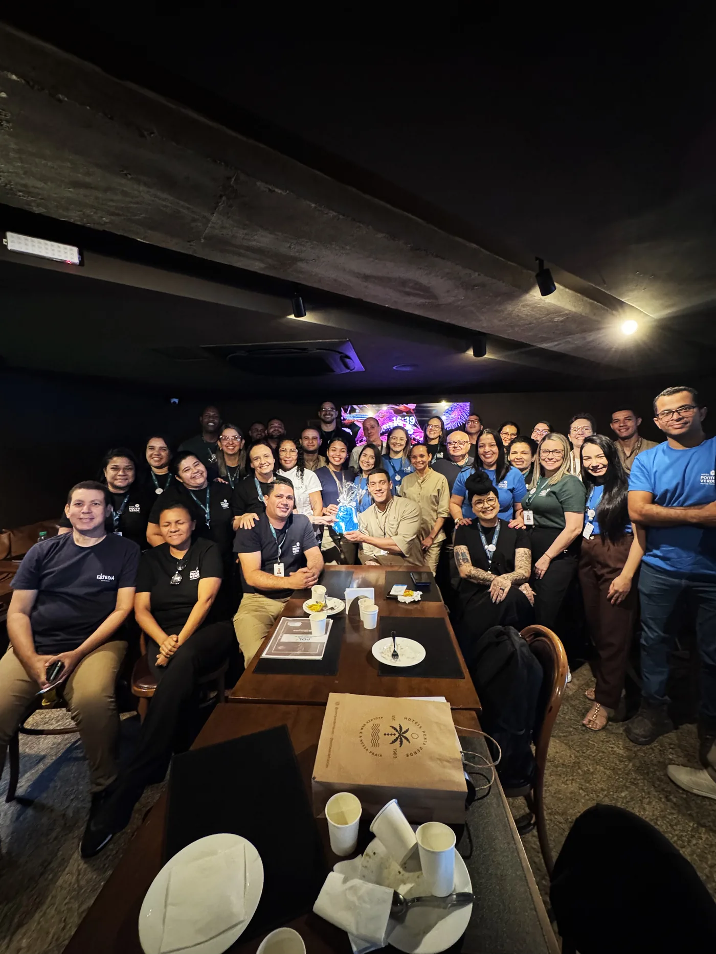 Pessoas reunidas em ação social dos Hotéis Ponta Verde.